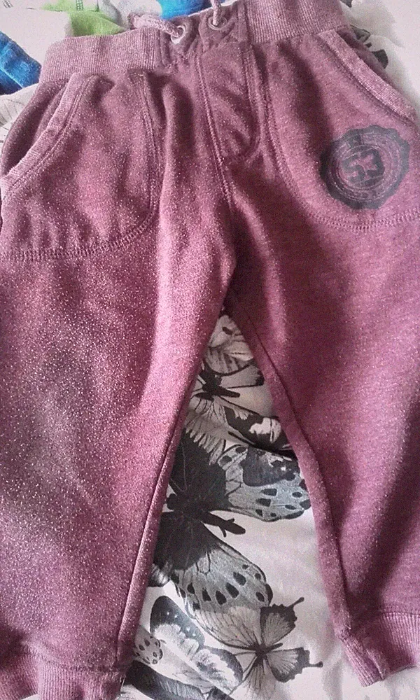 2 Paar Jogginghose Gr. 18-24 Jahre 1 weinrot mit Motiv und Tasche 1 blau