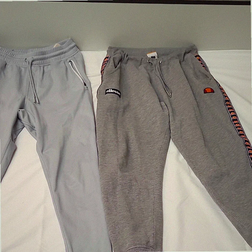 2x Herren Jogginghose Set Grau – Ellesse & Under Armour (Gr. M)