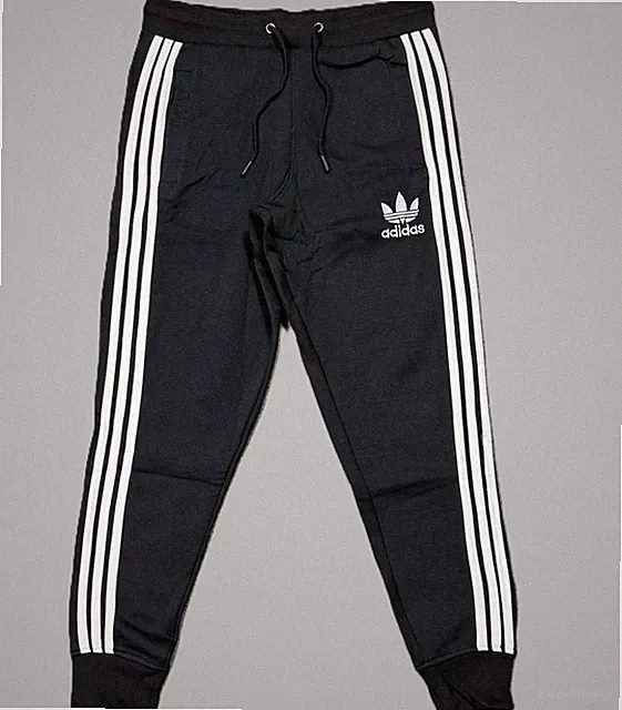 Adidas Herren Hoodie und Trainingshose mit 3 Streifen Trefoil Logo bestickt.