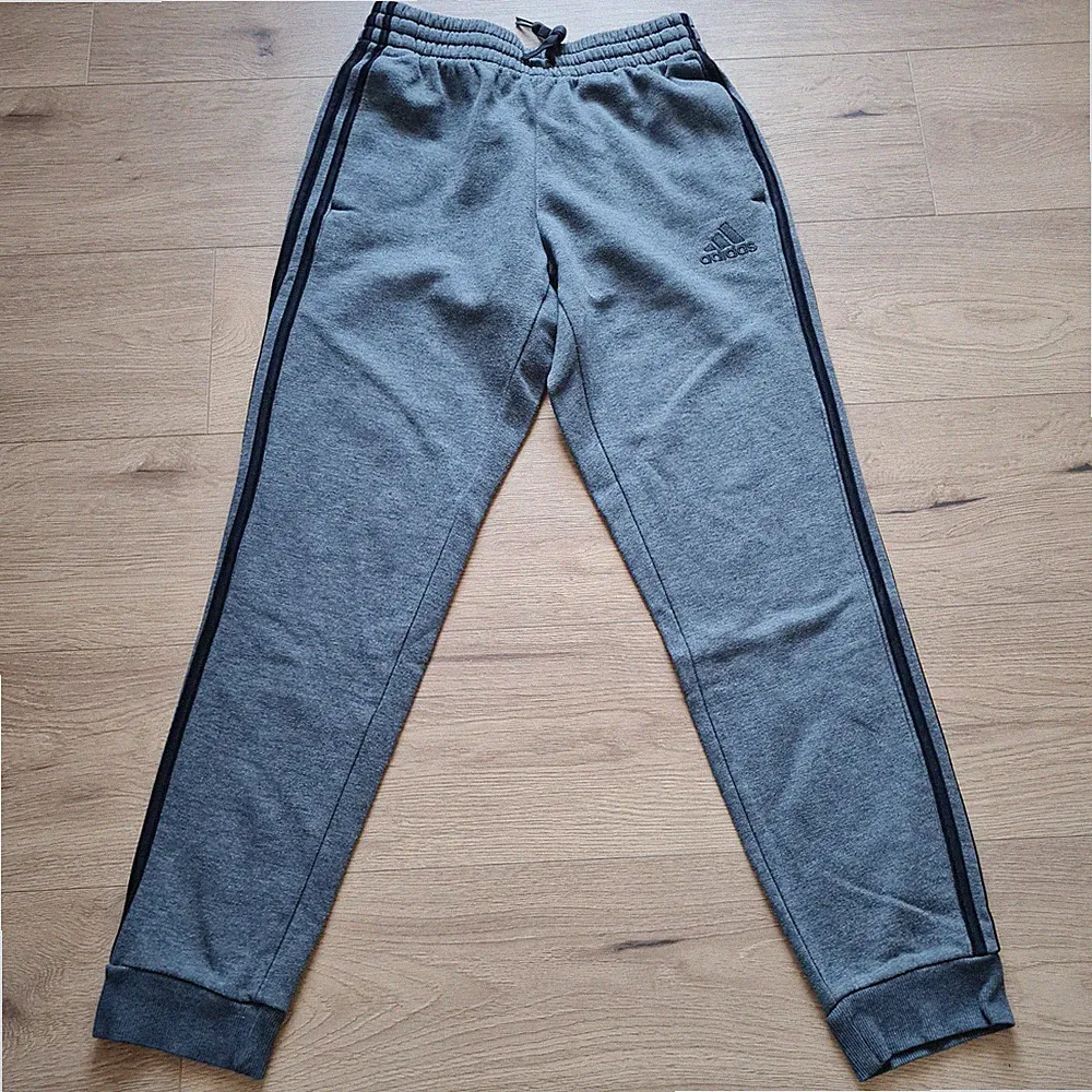 adidas Herren Jogginghose Grau S Sporthose Sweathose Drei Streifen