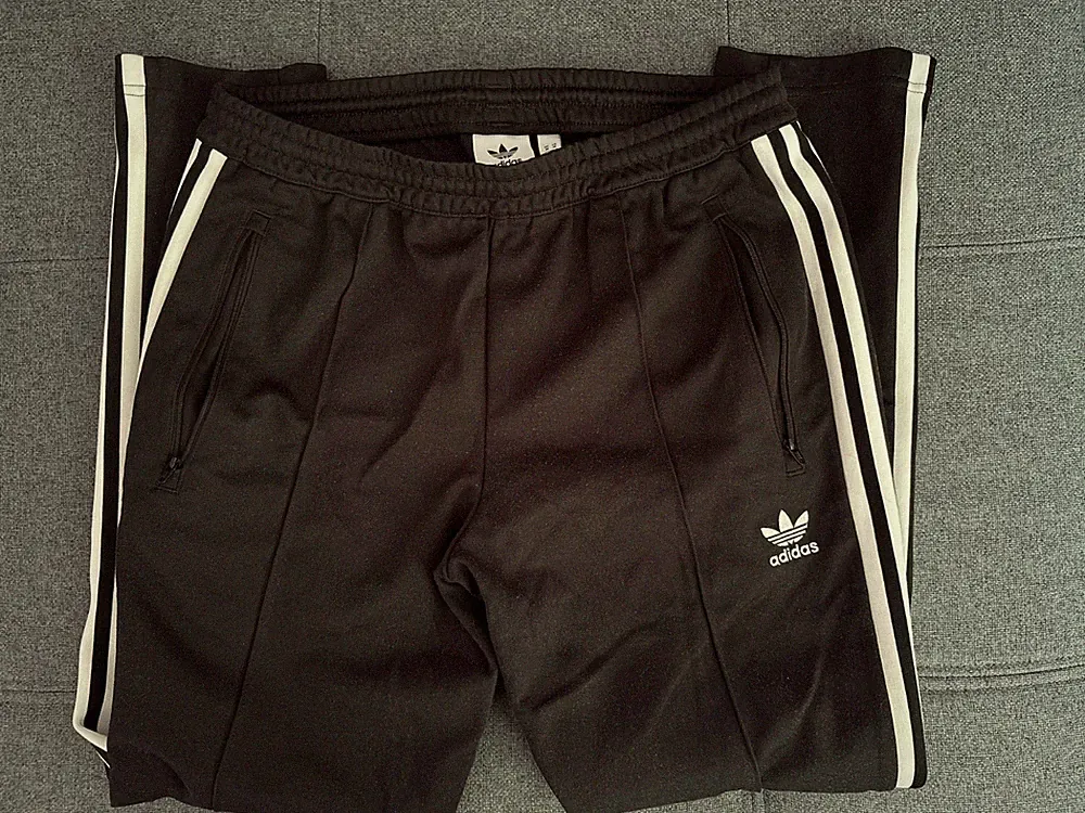 adidas Jogginghose Größe M schwarz weiße Streifen wie neu