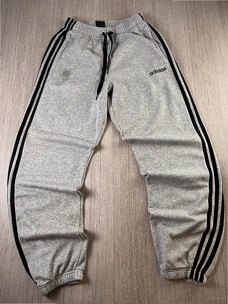 Adidas Jogginghose Herren klein grau schwarz 3-Streifen Fleece Bündchen Sweatpants Essential