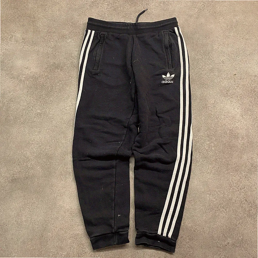 Adidas Jogginghose Herren Small Originals 3-Streifen Trefoil Tapered Training...
