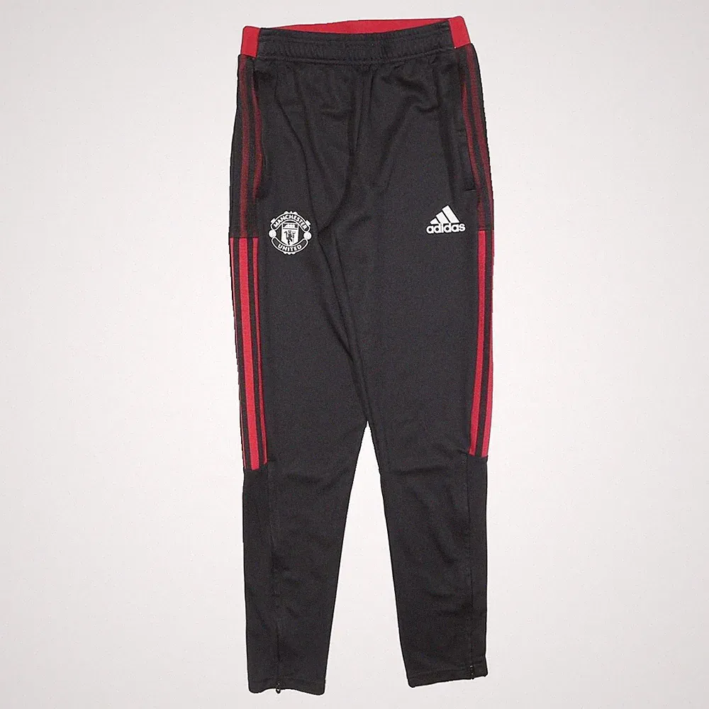 ADIDAS Jogginghosen Schwarz & Rot Zulaufend S W25 L27 Manchester United Logo