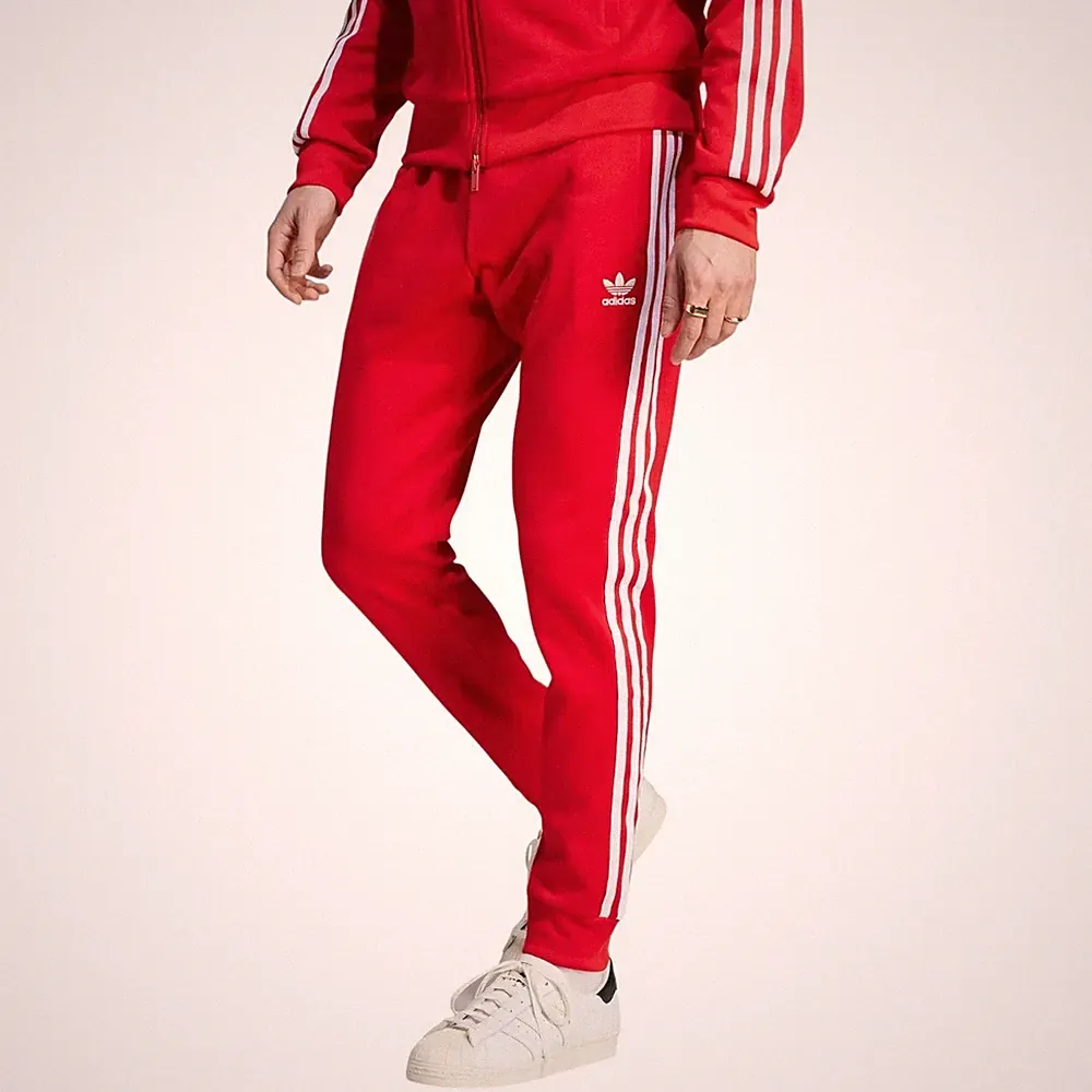 adidas Originals Herren SST Superstar Trainingshose Jogger Slim Fit Rot Trefoil