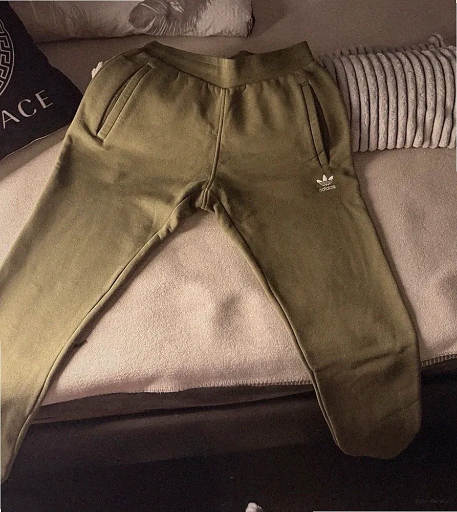 adidas Originals TREFOIL ESSENTIALS - Jogginghose - olive strata Größe S