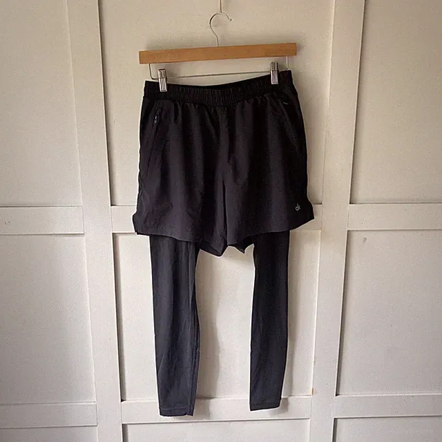 Alo Yoga Herren 5" Revival 2-in-1 schwarze Laufhose in Schwarz Größe Small