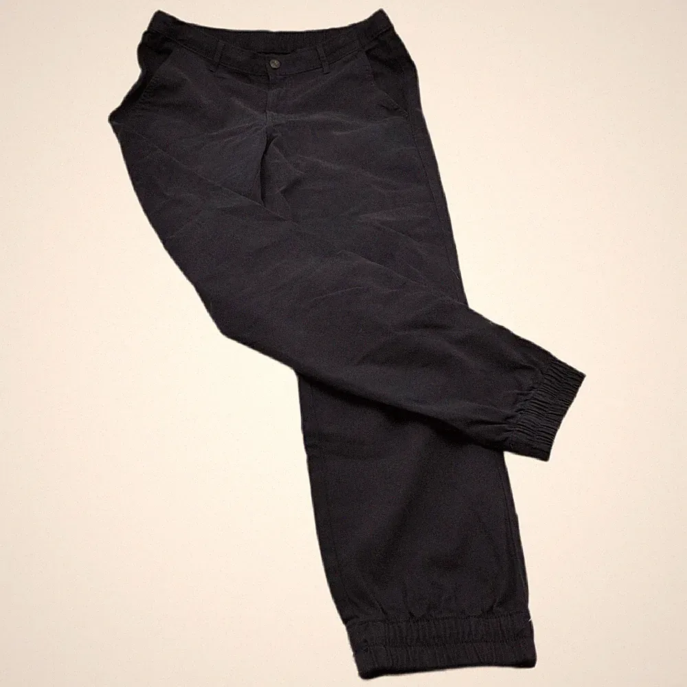 Amazon Essentials Herren Chino-Jogginghose mit schmaler Passform, Schwarz, M