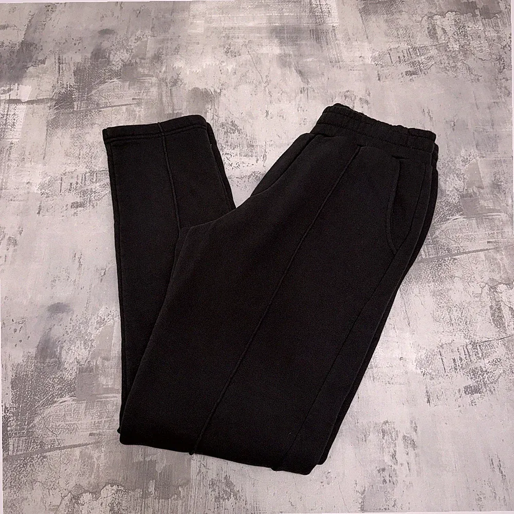 ARNE Interlock Jersey Tapered Jogger in Schwarz Medium Long Leg Straight Leg