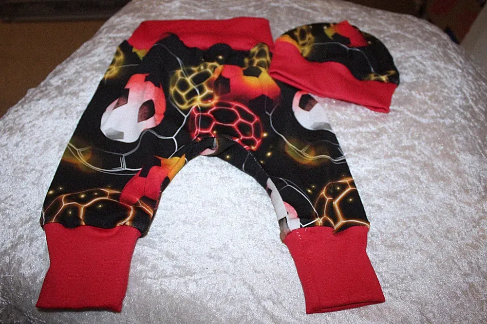 Babyset-Pumphose+Mütze-Jogginghose-Handmade-Gr 56-62-68-Fußball-neue Stoffe