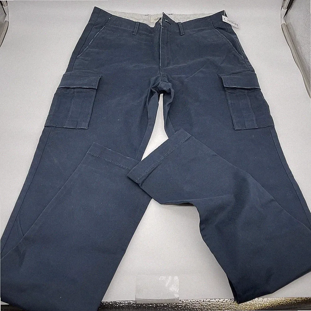 Bequeme, elastische und schmal geschnittene Herren-Militärhose im Vintage-Stil v