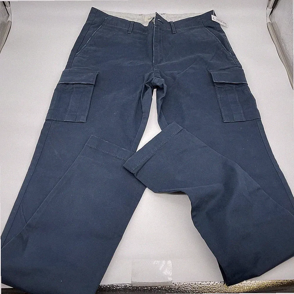Bequeme, elastische und schmal geschnittene Herren-Militärhose im Vintage-Stil v