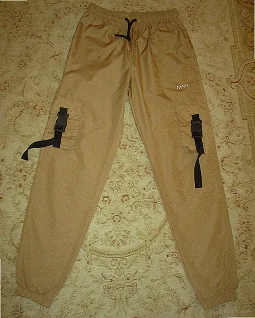 Boohoo Herren hellbraune Hose mit elastischem Bund und Bündchen S L30