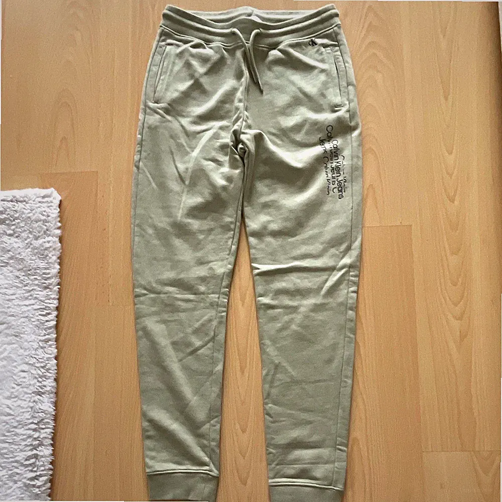 Calvin Klein Jeans Jungen Jogginghose Beige 14–15 Jahre Logo Baumwolle