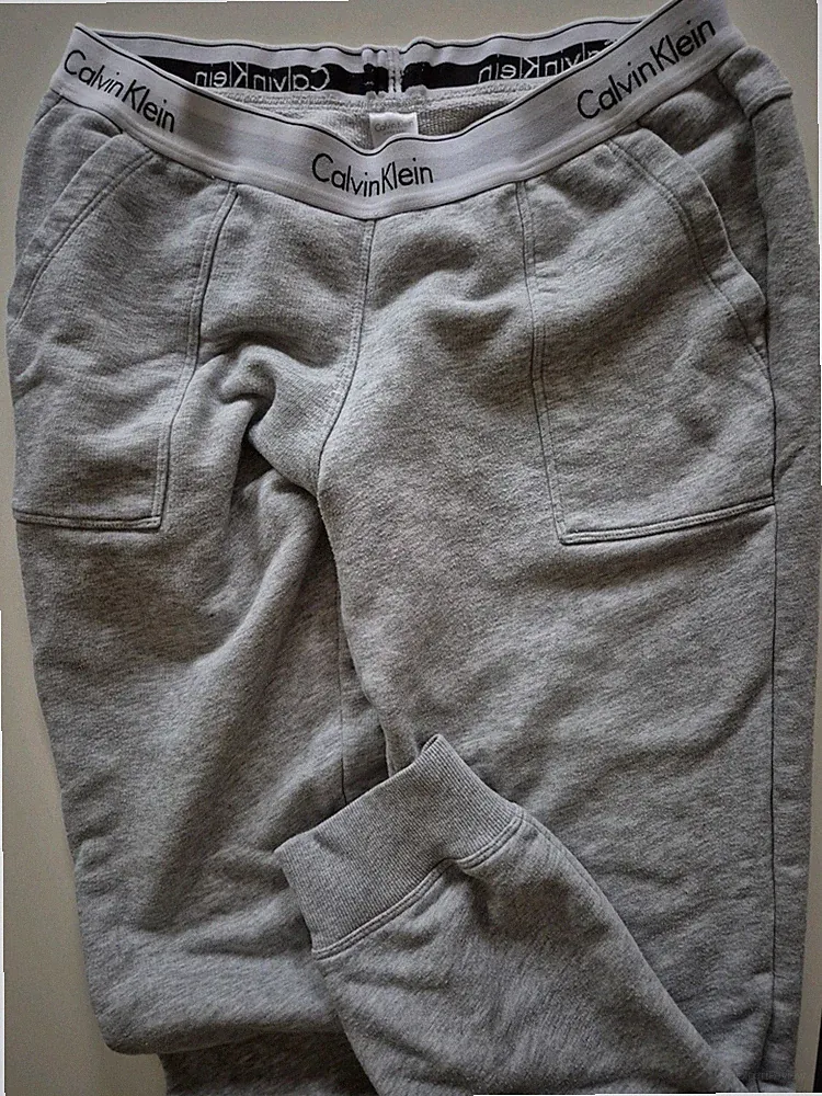 Calvin Klein Jogginghose Gr. M Grau mit Taschen und Logo. Hoher Neupreis