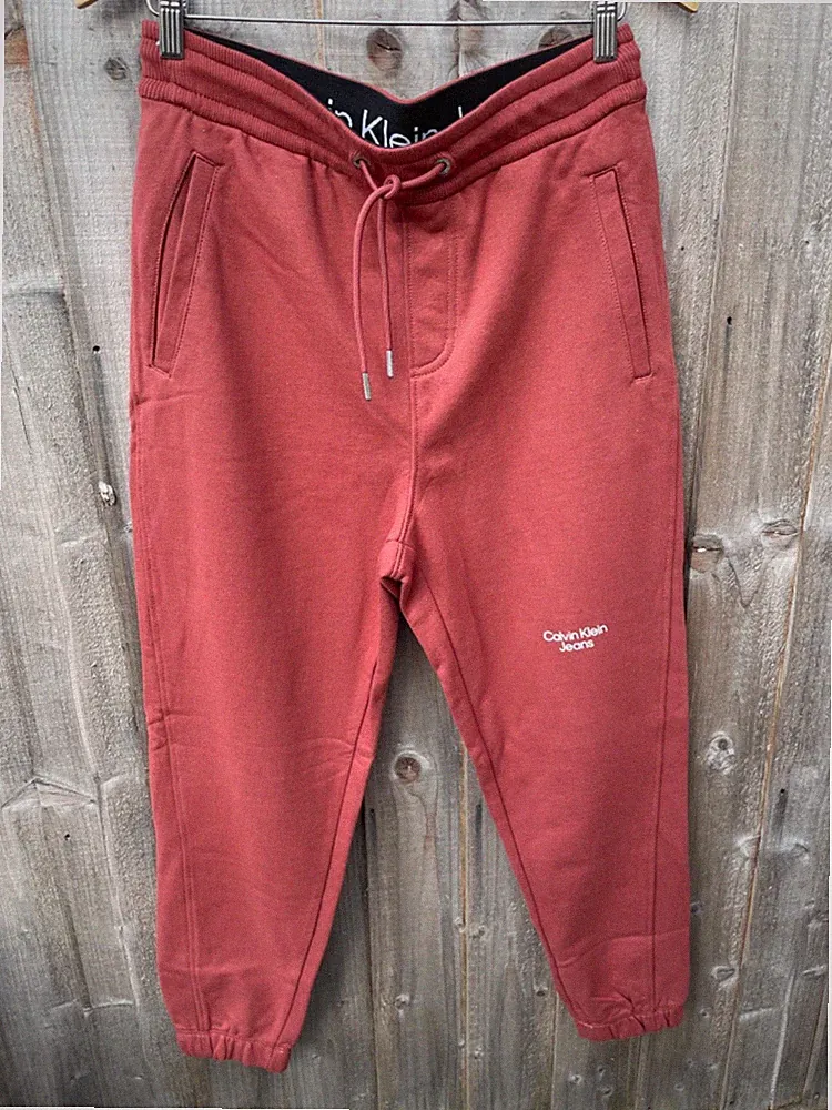 CK Calvin Klein Jeans Stacked Logo Jogginghose Hose Terracotta Brandneu Track Pant