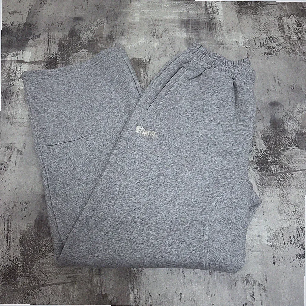 CLINTS graue Jogginghose mit Nieten bestickt BRANDNEU Medium gerades Bein