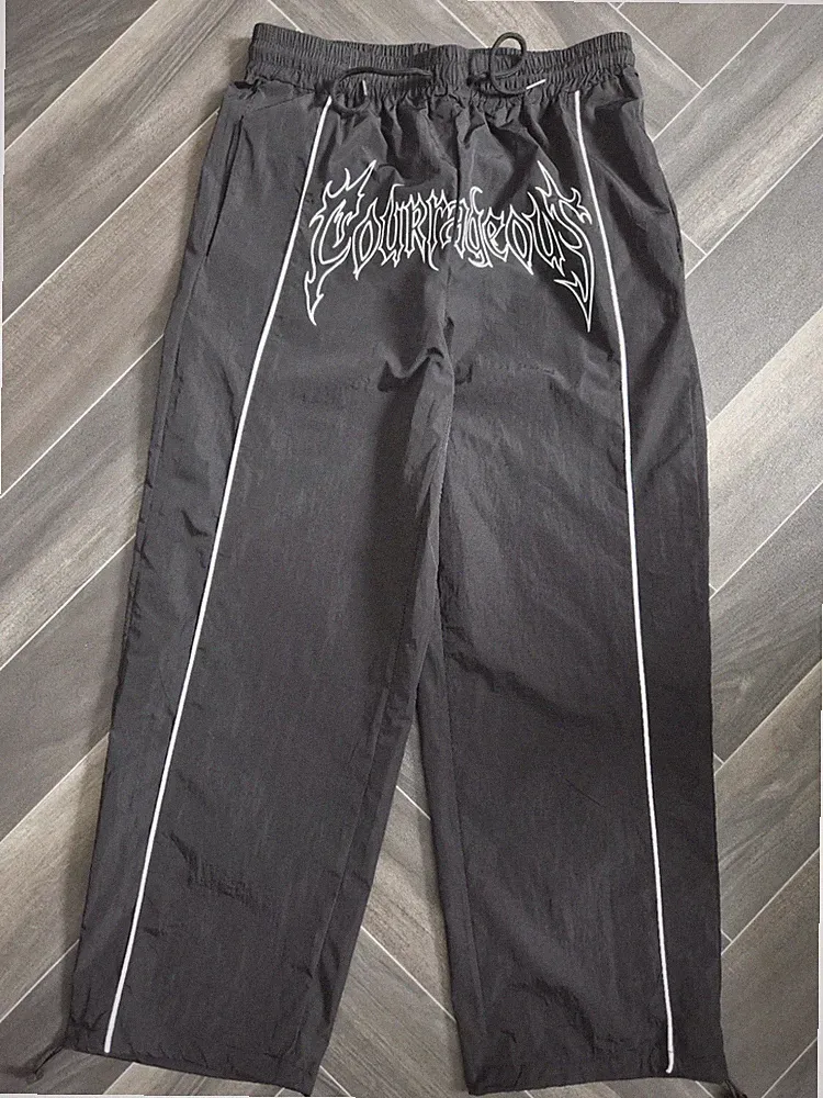 Courageous Jogginghose Schwarz Gr. M – Baggy Fit mit weißem Print & Piping