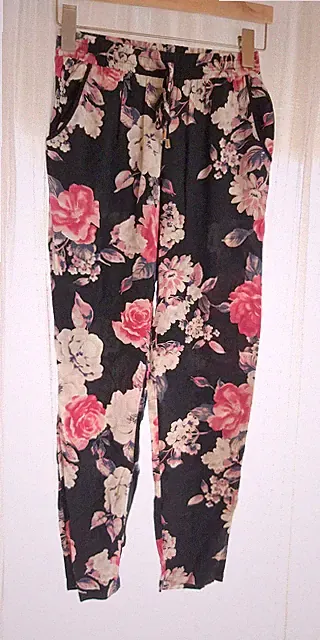 Damen Hose Sommerhose Viskose schwarz geblümt Gr. 34-36 XS-S