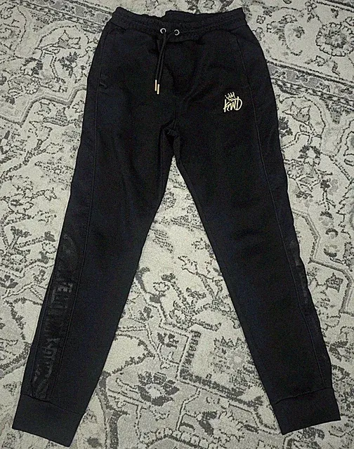 Ein Herren Paar schwarze Kings with Dreams Jogginghose mit goldenem Logo Gr. M