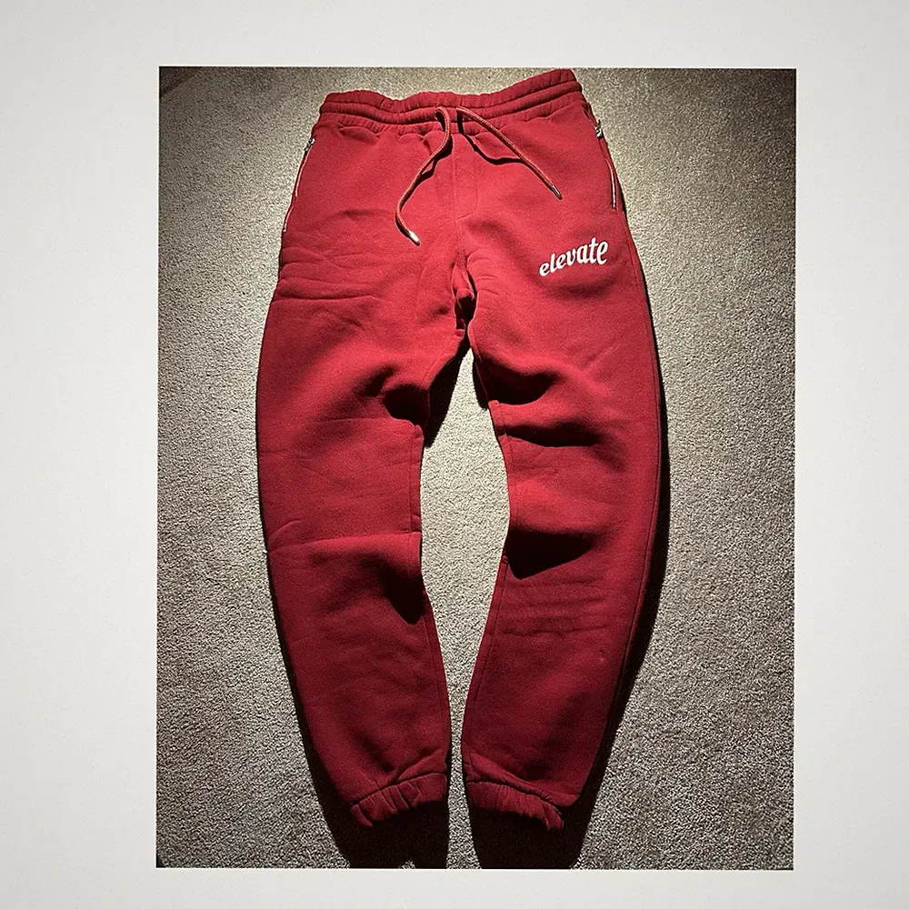 Elevate Damen Jogginghose Rot M mit Reißverschlusstaschen Tapered Regular Fit