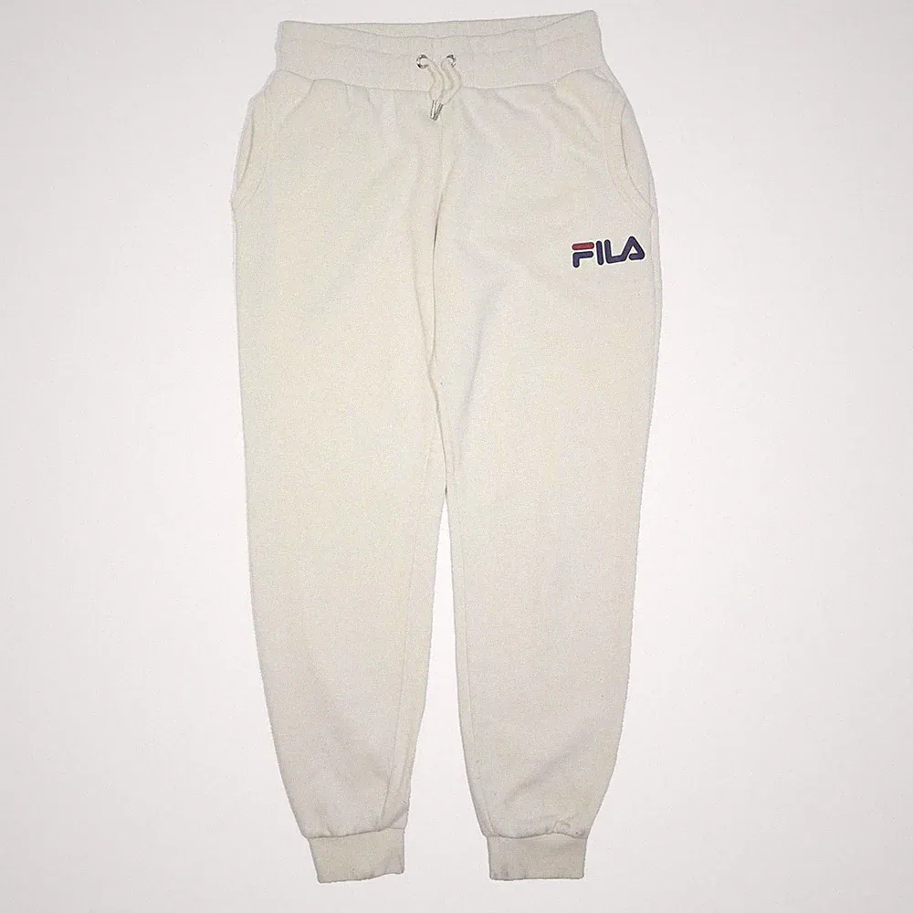 FILA Herren Jogginghose Weiß S 28 in Baumwollmix Regular Tapered Komfort