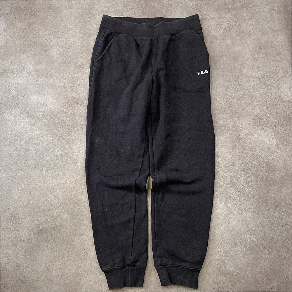 Fila Jogginghose Herren Medium Embroidered Logo Sweatpants Tapered Pants, Sch...