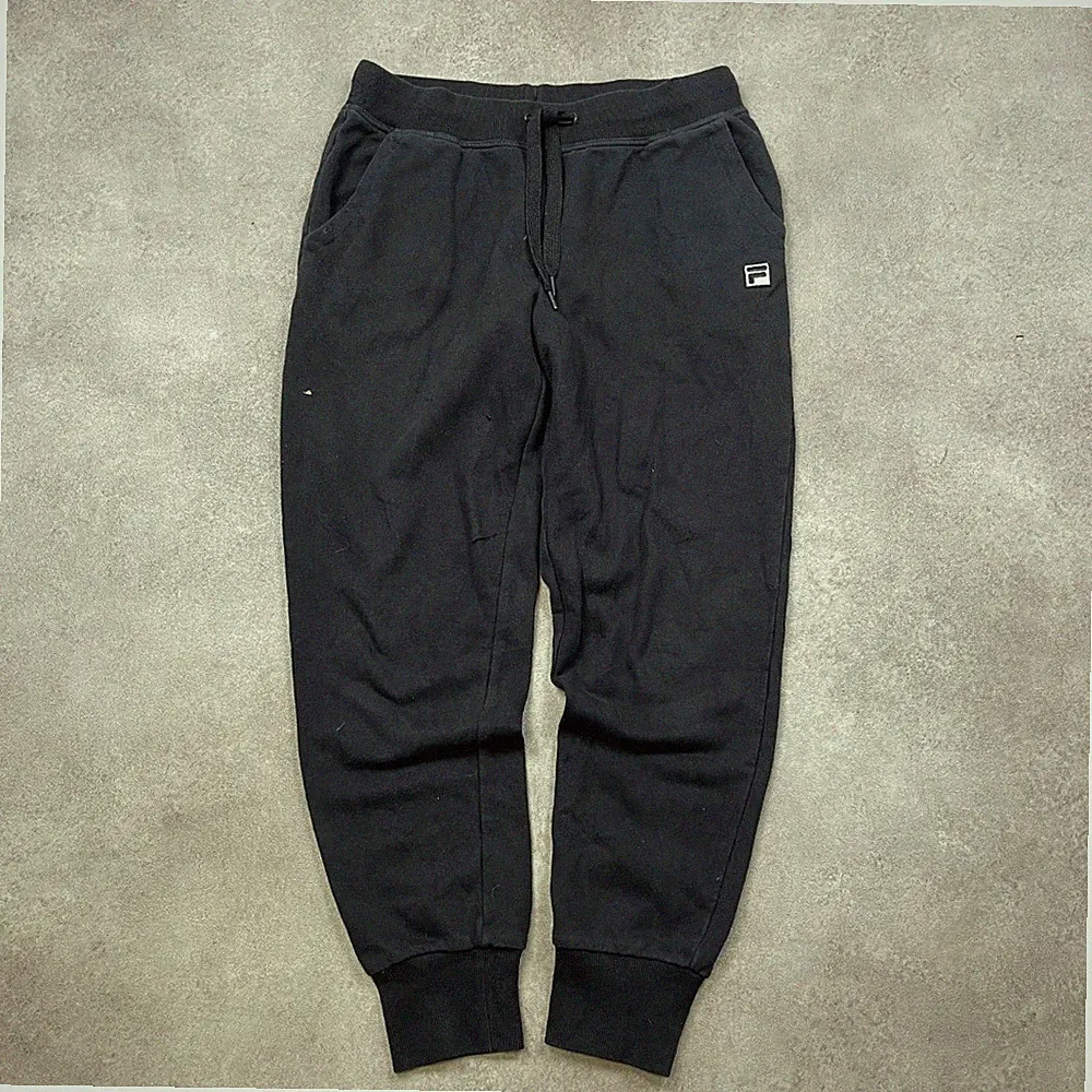 Fila Jogginghose Herren Medium Logo bestickt Fleece Sweat Trainingshose, schwarz