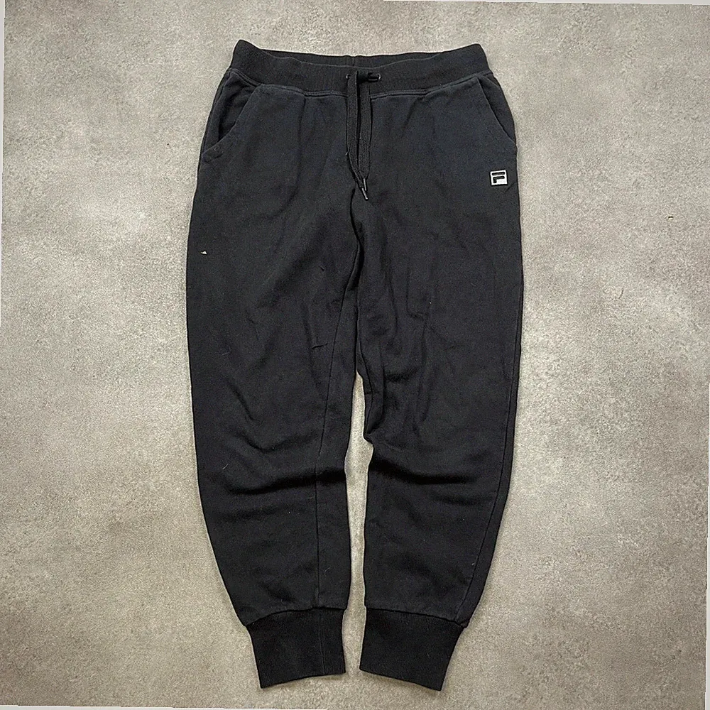 Fila Jogginghose Herren Medium Logo bestickt Fleece Sweat Trainingshose, schwarz