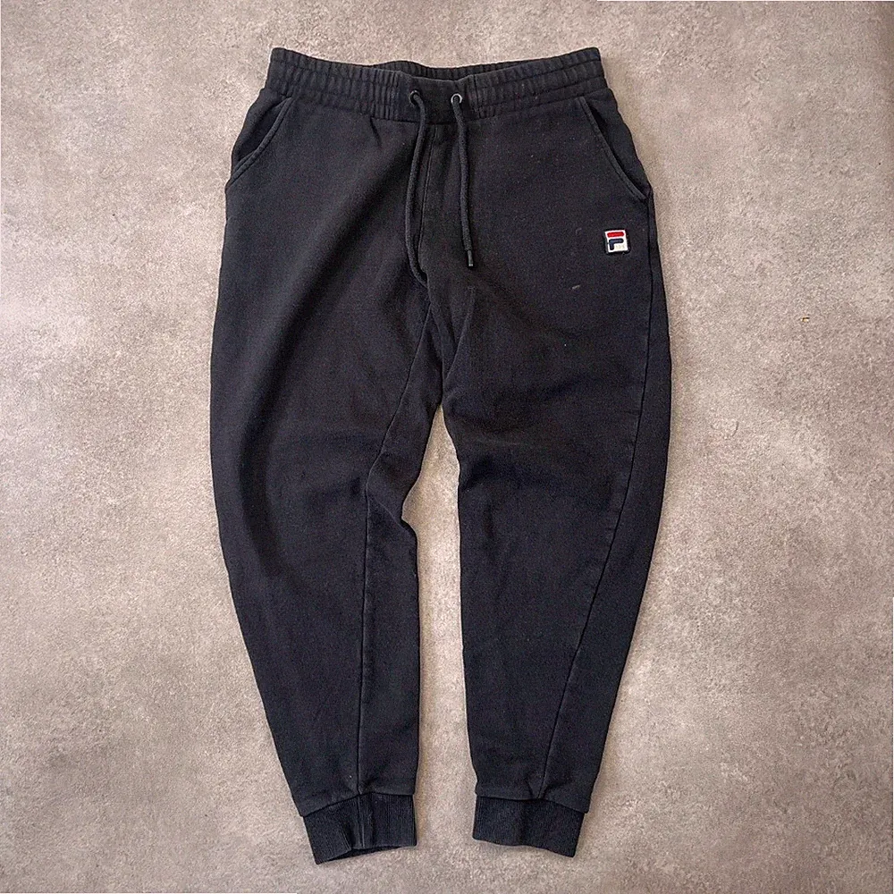 Fila Jogginghose Herren Small Embroidered Logo Tapered Sweat Trainingshose,...