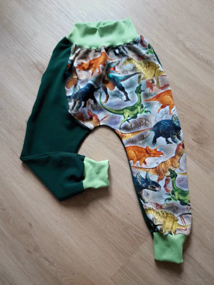 Grüne Jogginghose Gr.110/116,neu,Handmade,Sweat,Dinos,Freizeit ,Spielen