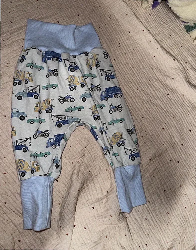 Handmade Baby Jogginghose Gr. 74 Baumwolle, Fahrzeugmuster, elastischer Bund