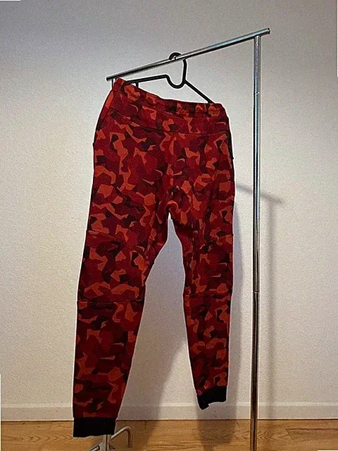 Herren Nike Sportswear Tech Fleece Hose Rot Camouflage