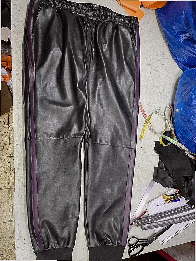 Herren schwarze lila gestreifte Lammlederhose. Echtleder Jogginghose Training...