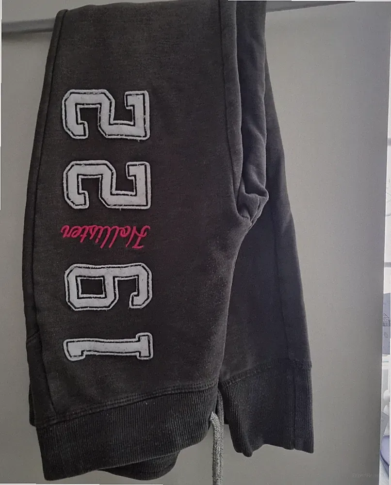 Hollister Damen Jogginghose grau Gr. S Kordelzug Logo-Print 66cm/63cm