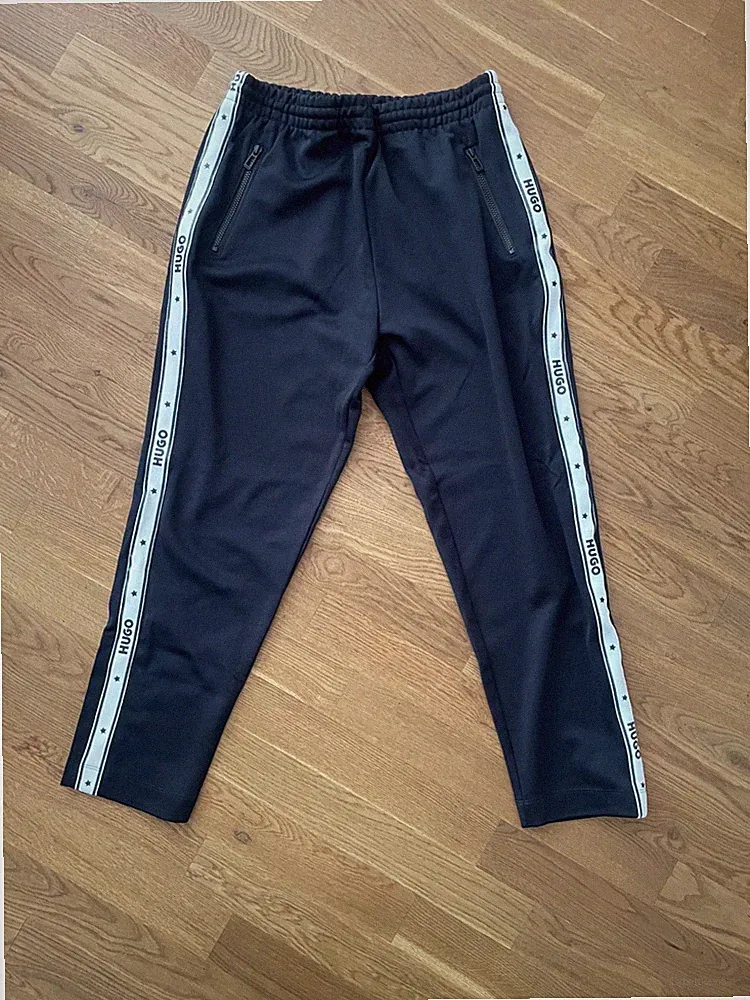 HUGO Damen Jogginghose mit attraktivem weißen Seitenstreifen, dunkel blau, Gr. M