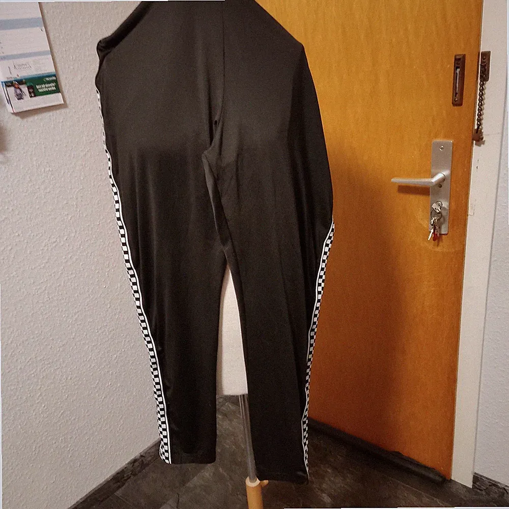 Jogginghose 50/52 schwarz mit Seitenstreifen
