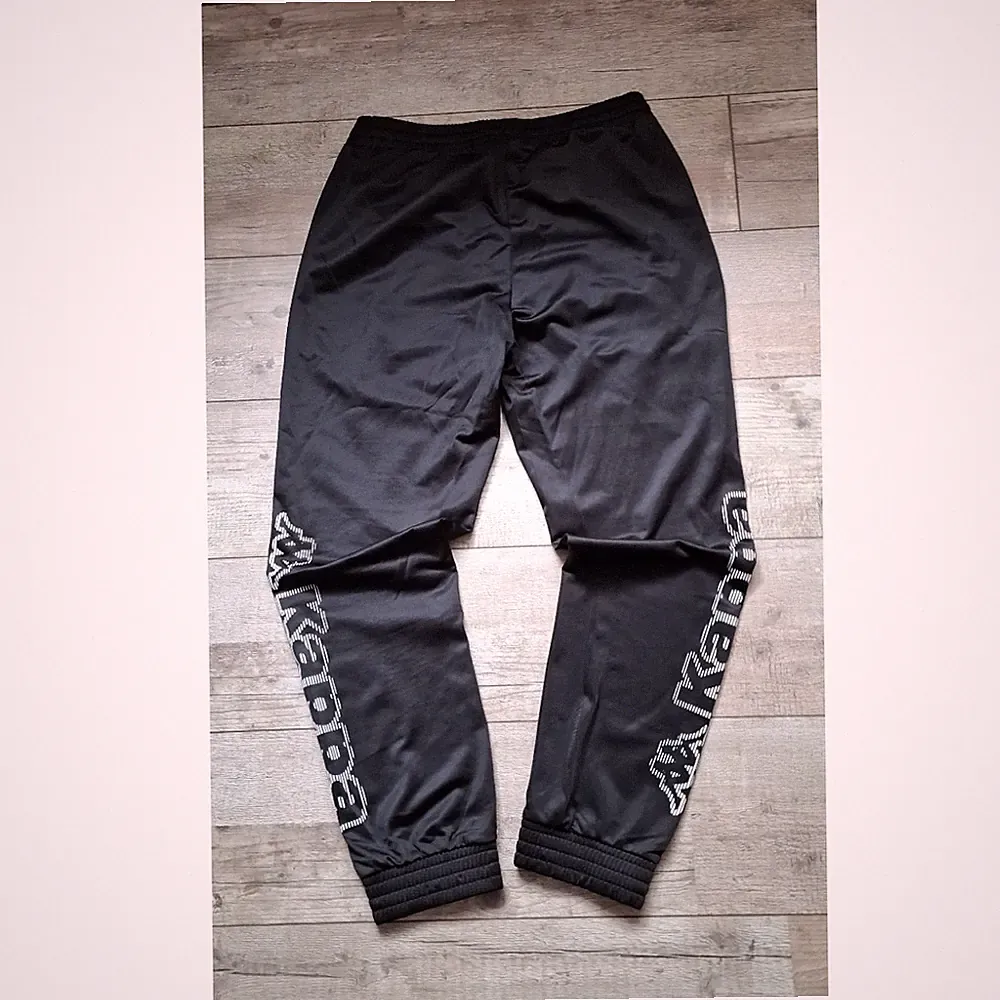 Kappa Herren Jogginghose Schwarz M, Tapered, elastischer Bund, Zugbandverschluss