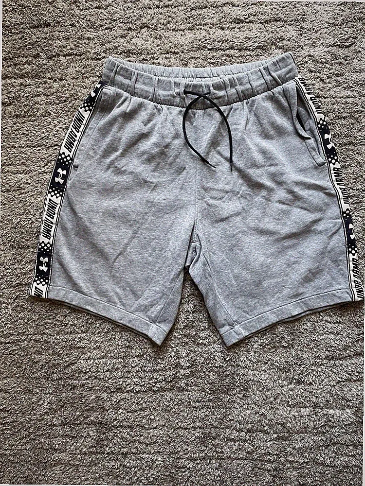Kurze Under Armour Sportjogginghose Gr. M