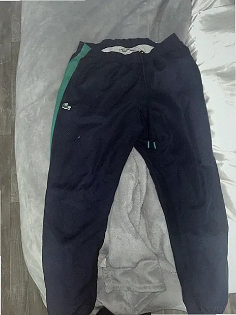 Lacoste Hose M Blau Mit Grüne Streifen Hat 2 Kleine Löcher Und Paar Blutflecken