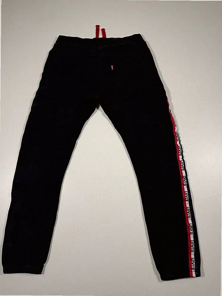Levi'S Jungen schwarze Jogginghose Strick spitz zulaufendes Bein Seitenstreif...
