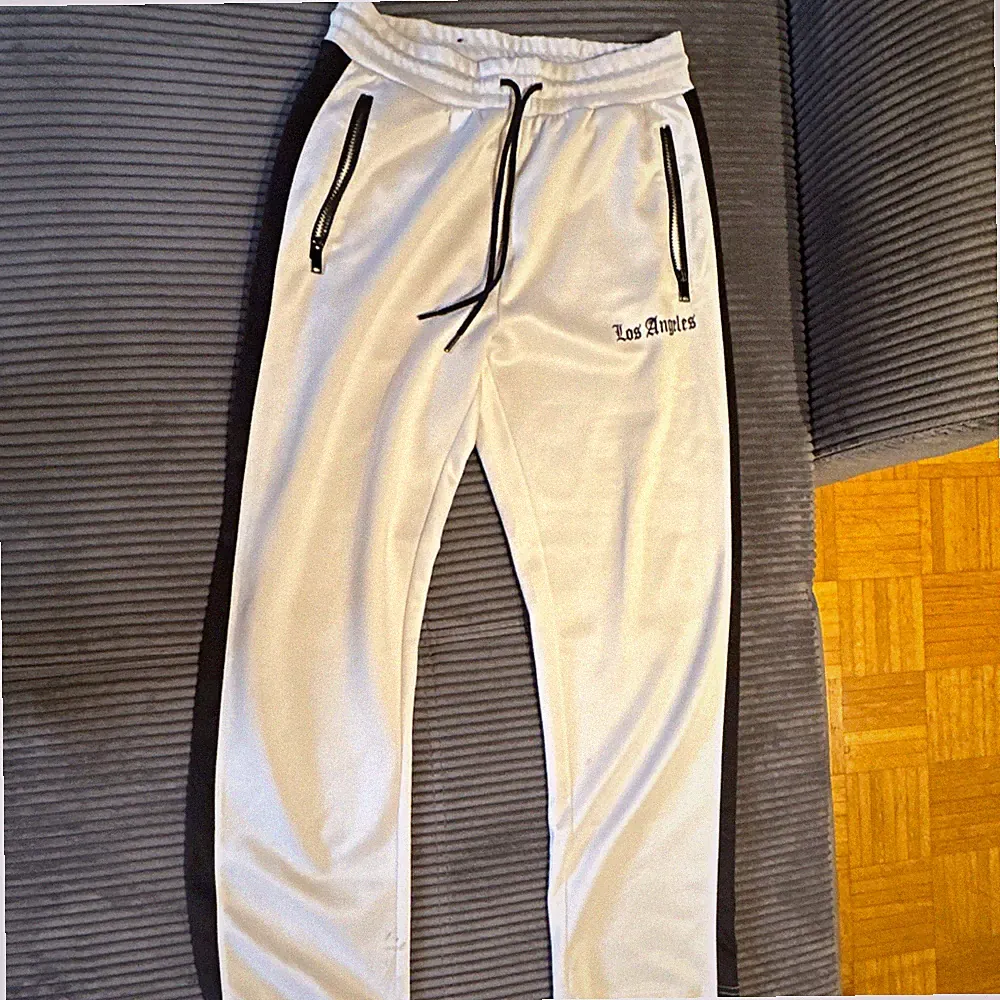 Los Angeles Herren Jogginghose M Weiß/Schwarz mit Reißverschlusstaschen, Sport