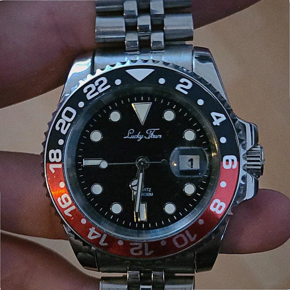 Lucky Hours Herren Armbanduhr Quarz Edelstahl silber, schwarz/rot Lünette