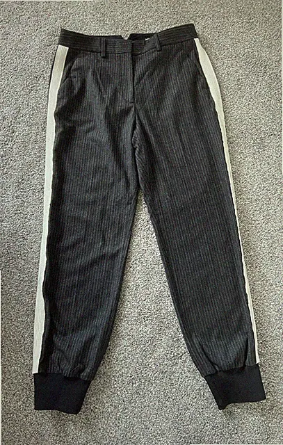 Me+Em Jogginghose mit Bündchen Größe UK 8 grau-weiß Seitenstreifen Freizeit