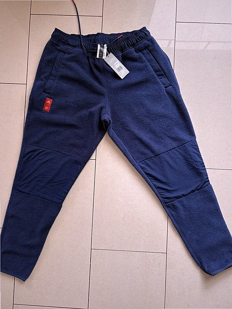NEU adidas Spanien Fußball Lifestyle Jogging Hose Herren L Teddy Fleece HE8918