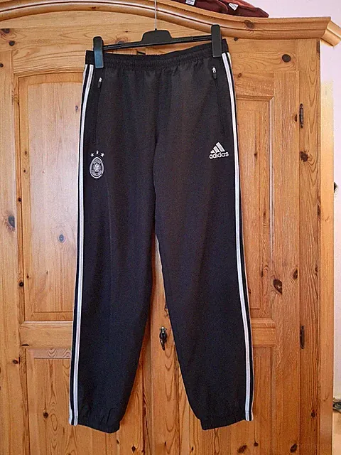 NEUE ADIDAS HOSE GR.M , MIT SILBERSTREIFEN, TOP ZUSTAND HINGUCKER
