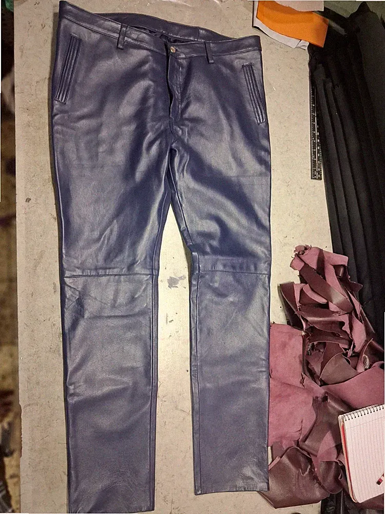 Neue blaue Leder-Jogginghose für Herren. Handgefertigte weiche Lammfell...