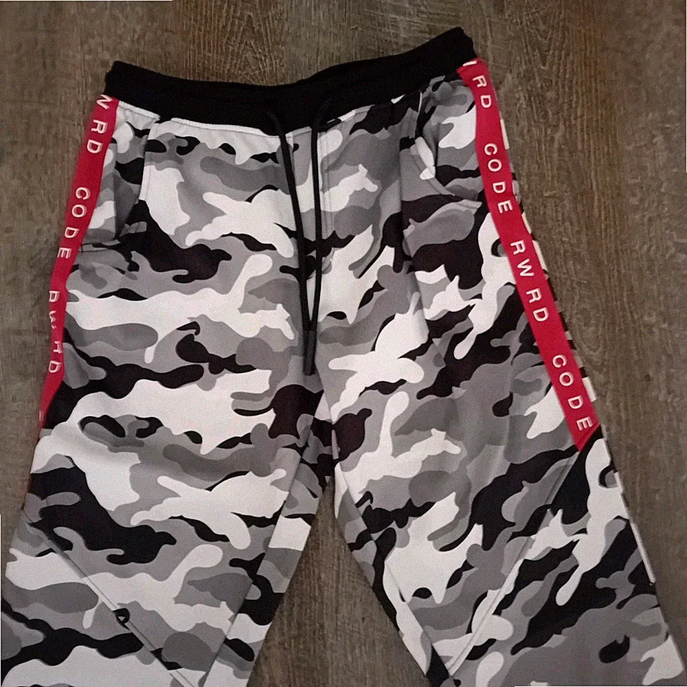 Neue Camouflage Jogginghose Gr. 48/50