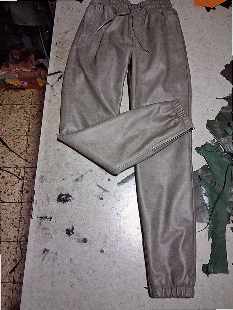 Neue graue Herren-Jogginghose aus Leder. Echt Rindsleder Jogginghose Hose 34.