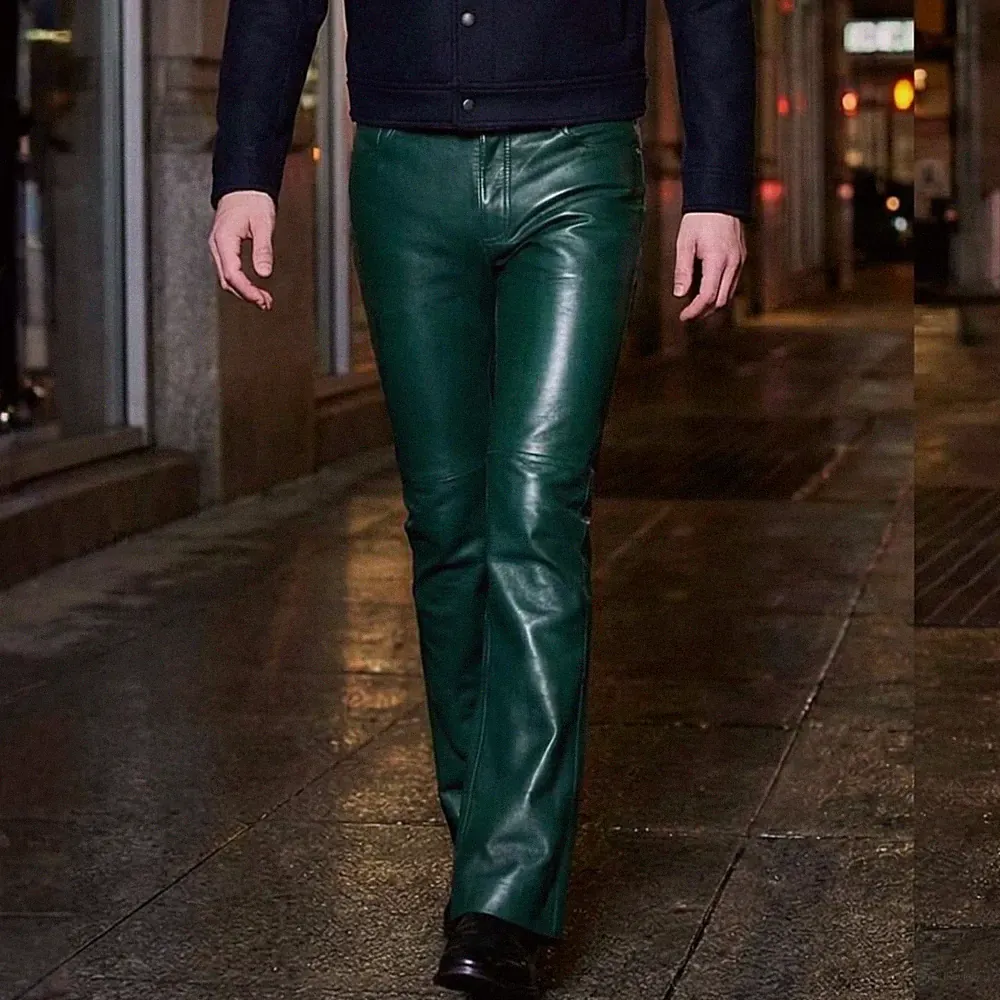 Neue grüne Herren-Jogginghose aus Leder. Schlagjeans aus echtem weichem Lamml...